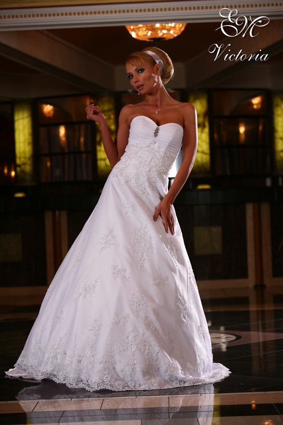 Kolekcja sukien ślubnych Emmi Mariage 2009 - zdjęcie