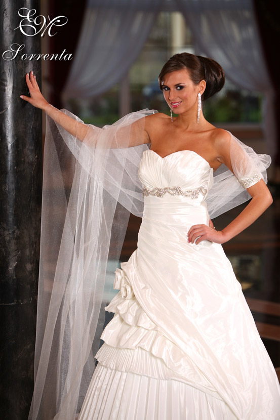 Kolekcja sukien ślubnych Emmi Mariage 2009 - zdjęcie