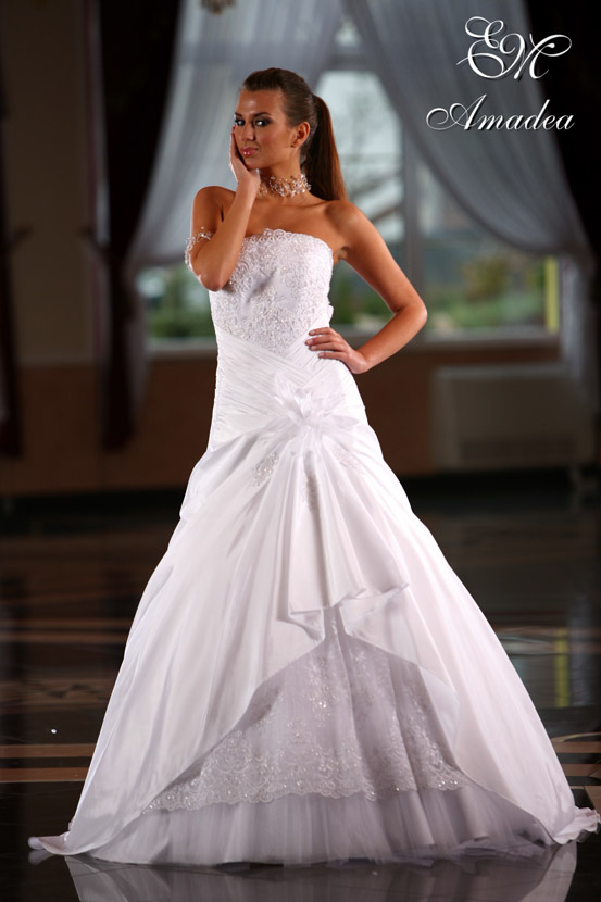 Suknie ślubne Emmi Mariage 2009 - zdjęcie