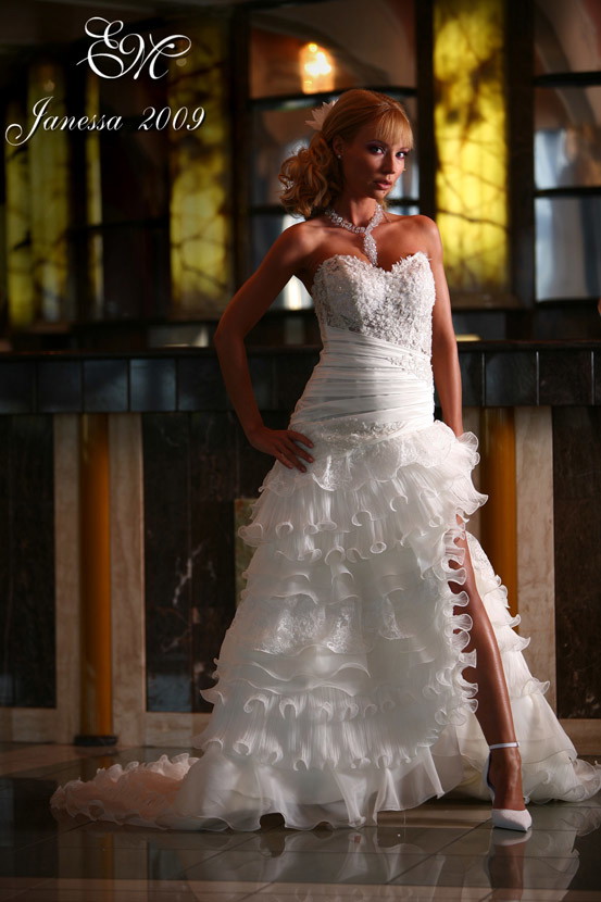 Suknie ślubne Emmi Mariage 2009 - zdjęcie