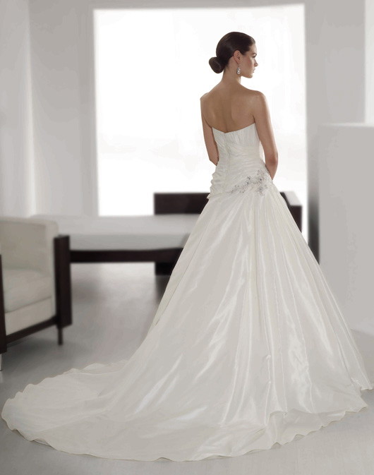 Fara Sposa - suknie ślubne na wiosnę i lato 2010 - zdjęcie