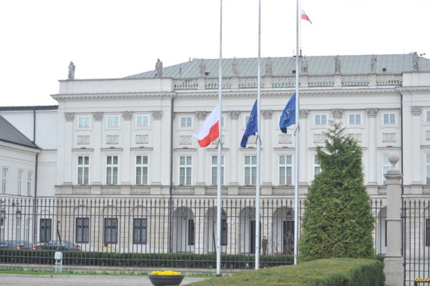 Warszawiacy pod Pałacem Prezydenckim - zdjęcie
