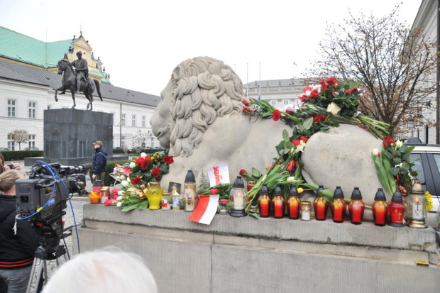 Warszawiacy pod Pałacem Prezydenckim - zdjęcie
