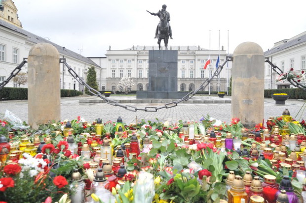 Warszawiacy pod Pałacem Prezydenckim - zdjęcie