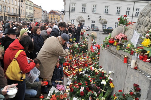 Warszawiacy pod Pałacem Prezydenckim - zdjęcie