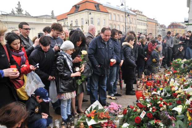 Warszawiacy pod Pałacem Prezydenckim - zdjęcie