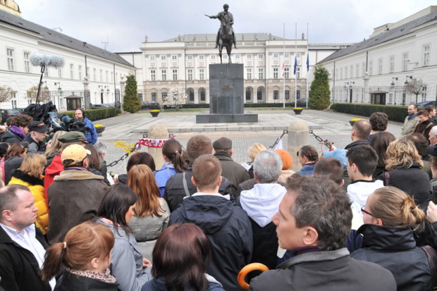 Warszawiacy pod Pałacem Prezydenckim - zdjęcie