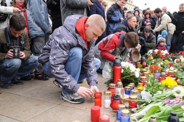 Warszawiacy pod Pałacem Prezydenckim - zdjęcie