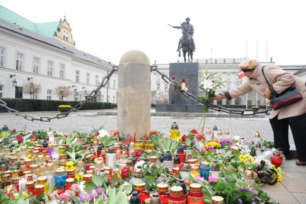 Warszawiacy pod Pałacem Prezydenckim - zdjęcie