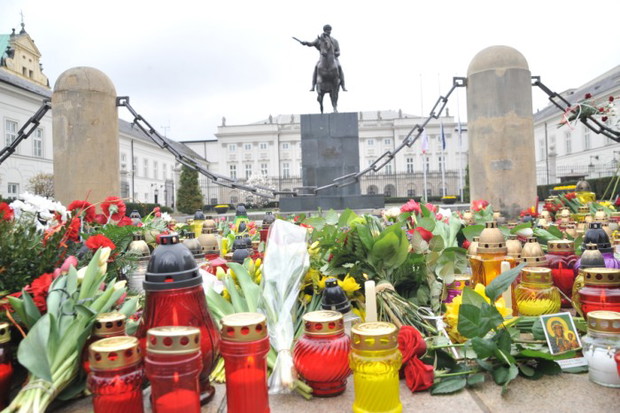 Warszawiacy pod Pałacem Prezydenckim - zdjęcie