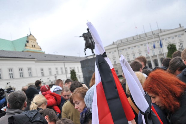 Warszawiacy pod Pałacem Prezydenckim - zdjęcie
