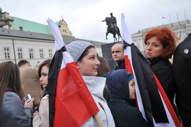 Warszawiacy pod Pałacem Prezydenckim - zdjęcie