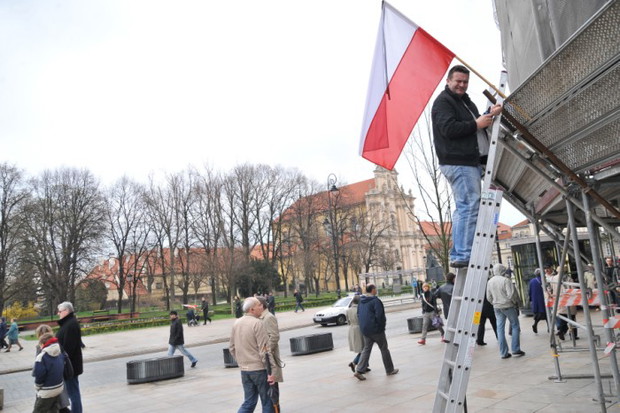 Warszawiacy pod Pałacem Prezydenckim - zdjęcie