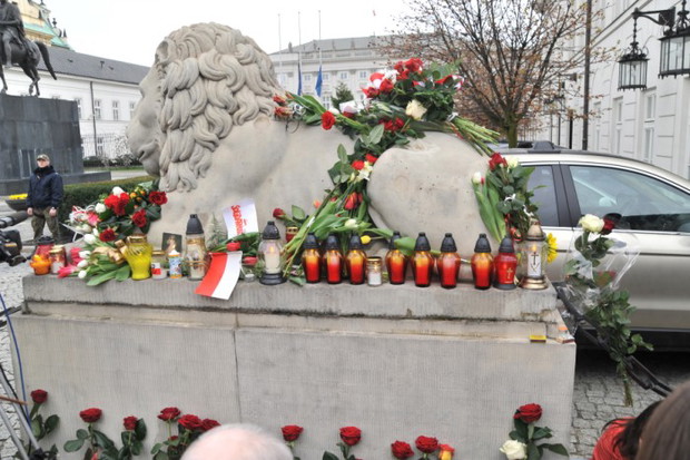 Warszawiacy pod Pałacem Prezydenckim - zdjęcie