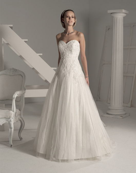 Kolekcja sukien ślubnych Fara Sposa 2009 - zdjęcie