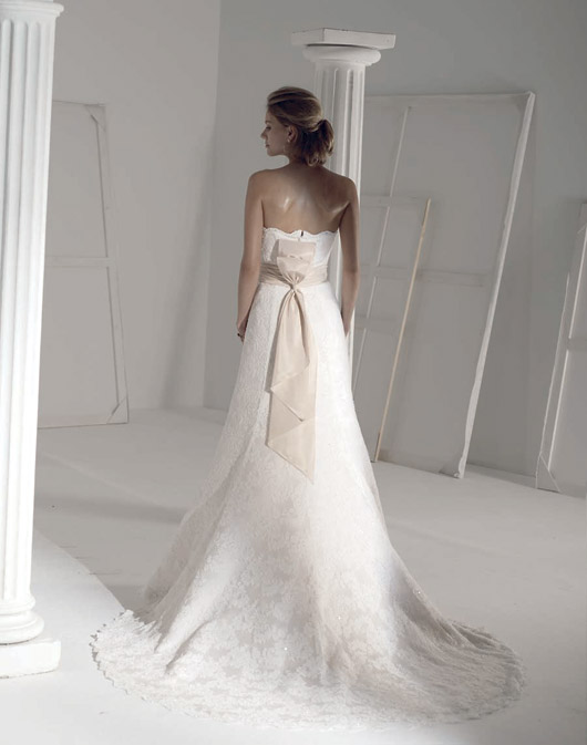 Suknie ślubne Fara Sposa 2009 - zdjęcie