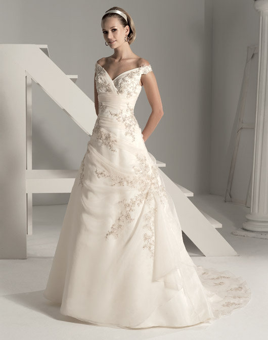 Suknie ślubne Fara Sposa 2009 - zdjęcie