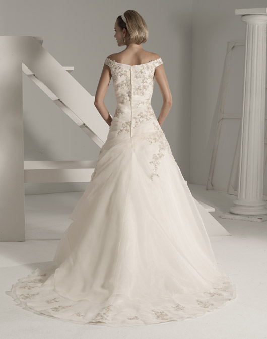 Suknie ślubne Fara Sposa 2009 - zdjęcie