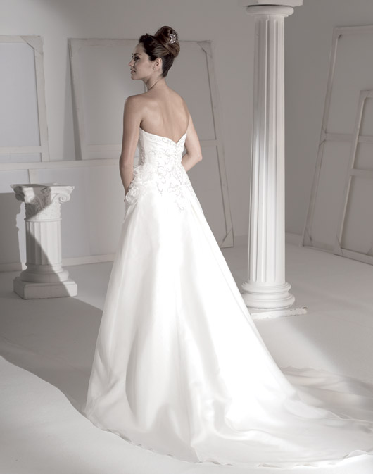 Suknie ślubne Fara Sposa 2009 - zdjęcie