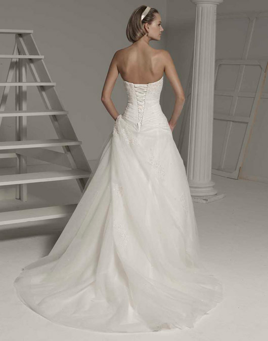 Suknie ślubne Fara Sposa 2009 - zdjęcie