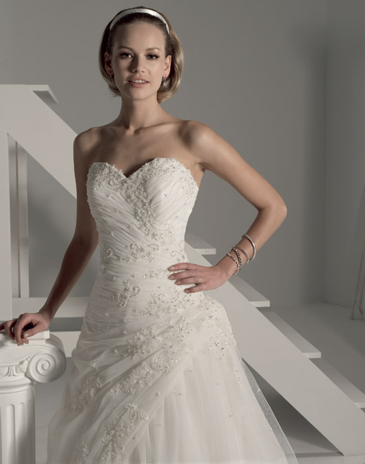 Suknie ślubne Fara Sposa 2009 - zdjęcie