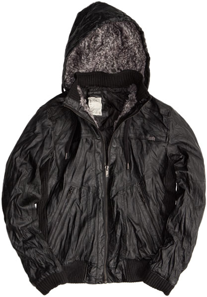 czarna kurtka Pull and Bear z kapturem - moda wiosna/lato