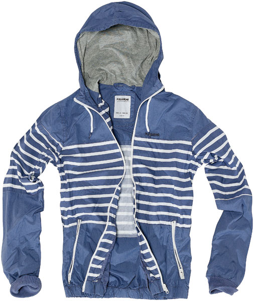 niebieska kurtka Pull and Bear w paski - moda wiosna/lato