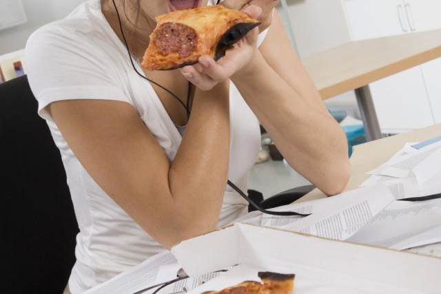 kobieta, jedzenie, pizza, praca