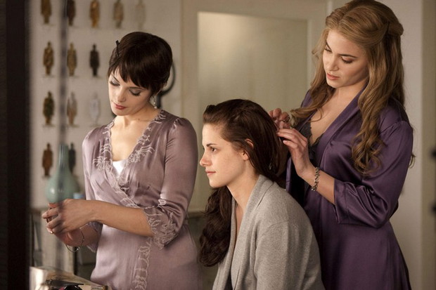 Ashley Greene, Kristen Stewart, Nicki Reed - Zmierzch: Przed świtem, część 1