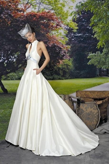 biała suknia ślubna Manu Garcia delikatna, z trenem - moda 2012