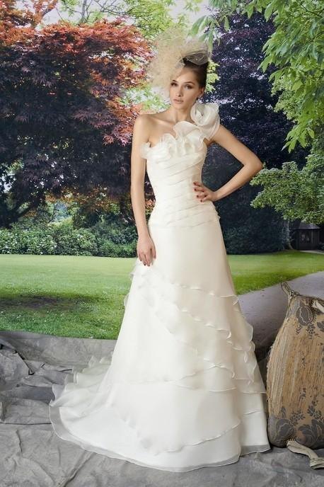 biała suknia ślubna Manu Garcia falbaniasta - moda 2012