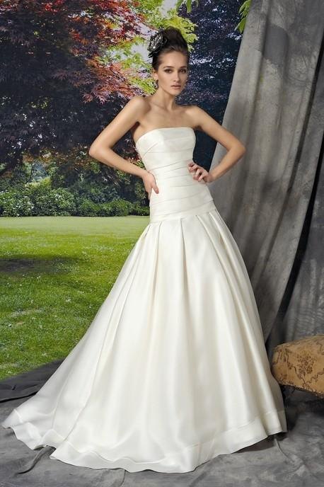 biała suknia ślubna Manu Garcia prosta - moda 2012
