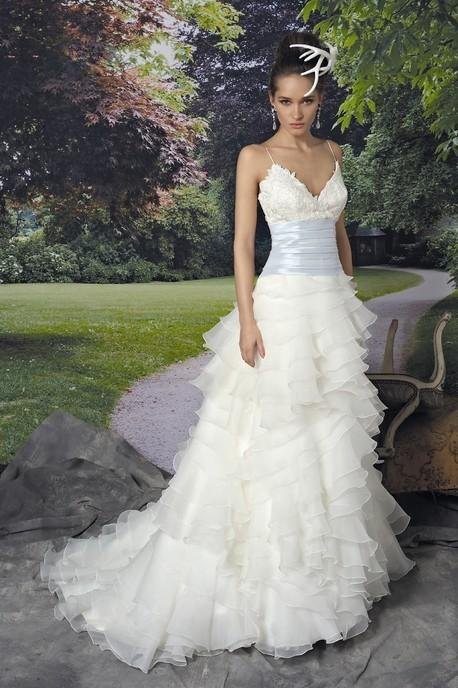 biała suknia ślubna Manu Garcia z dekoltem, podkreślająca talię - moda 2012