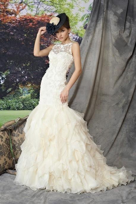biała suknia ślubna Manu Garcia z falbanami koronkowa - moda 2012