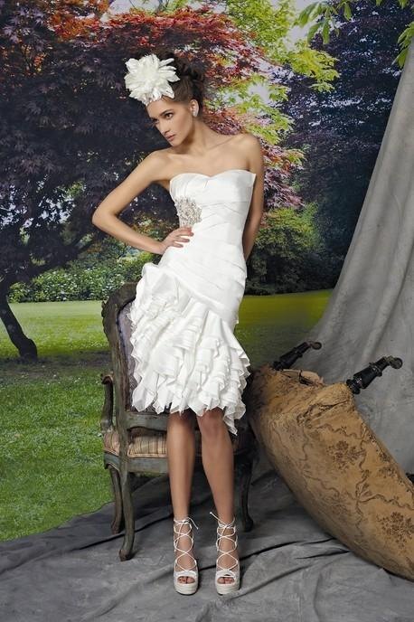 biała suknia ślubna Manu Garcia z falbanami krótka - moda 2012