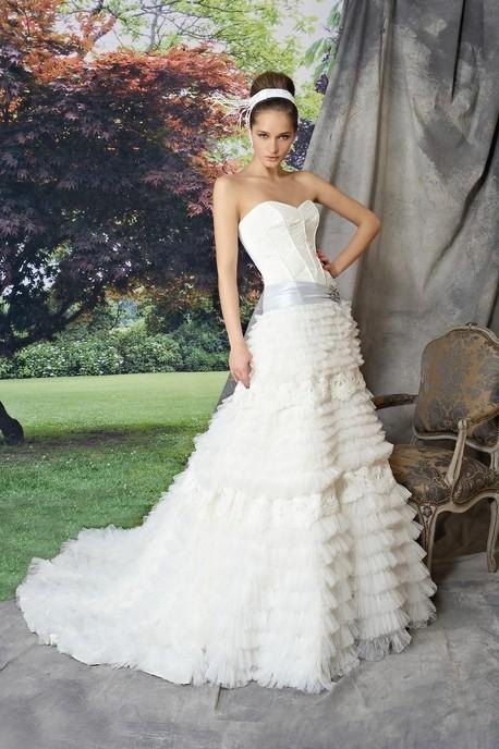 biała suknia ślubna Manu Garcia z falbanami - moda 2012