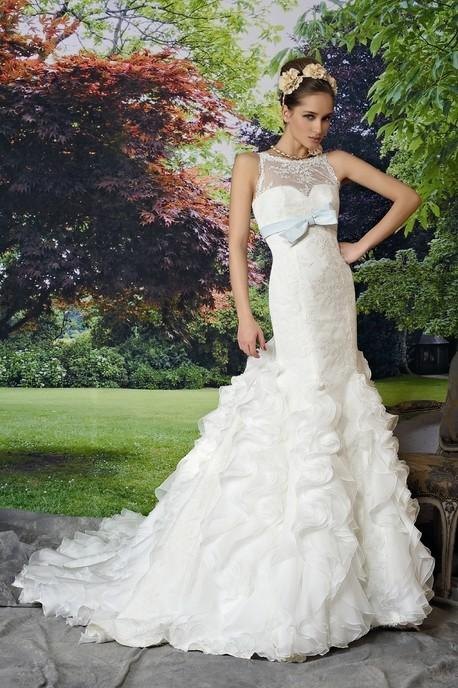 biała suknia ślubna Manu Garcia z kokardą - moda 2012