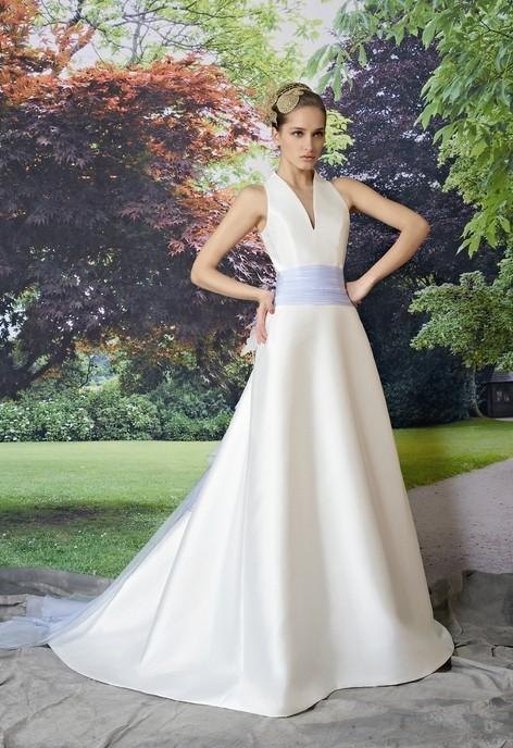 biała suknia ślubna Manu Garcia z pasem - moda 2012