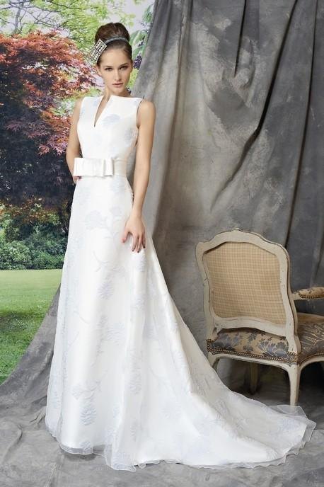 biała suknia ślubna Manu Garcia z trenem - moda 2012