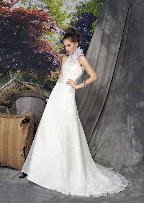 biała suknia ślubna Manu Garcia z trenem - moda 2012