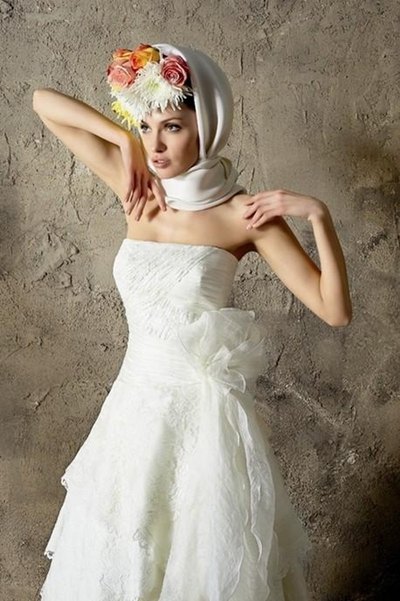 biały suknia ślubna Higar Novias podkreślająca talię - trendy 2012
