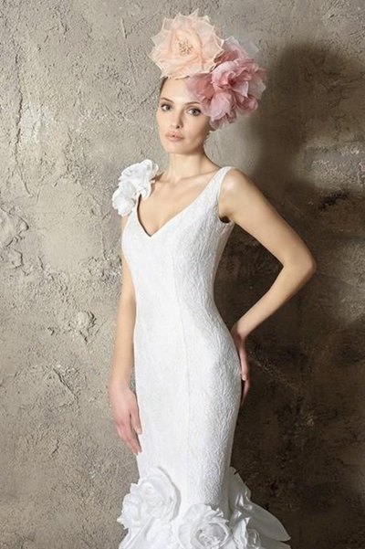 biały suknia ślubna Higar Novias w kwiaty z dekoltem - trendy 2012