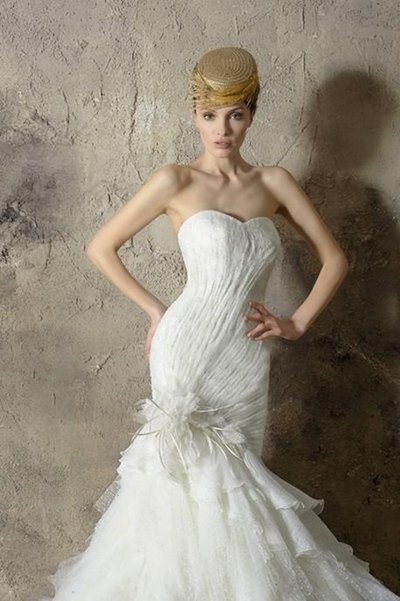 biały suknia ślubna Higar Novias z falbanami syrenka - trendy 2012