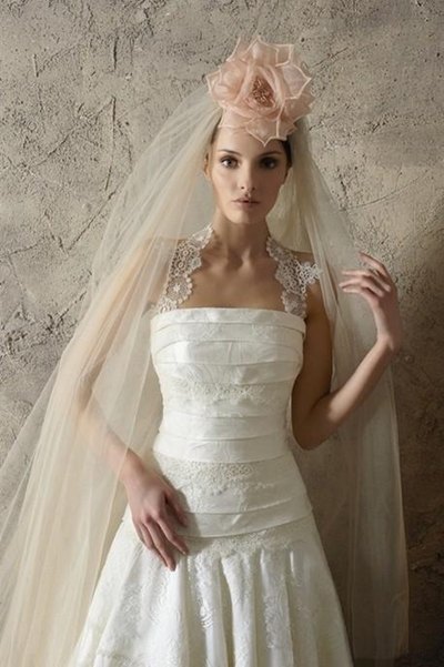biały suknia ślubna Higar Novias z koronką - trendy 2012