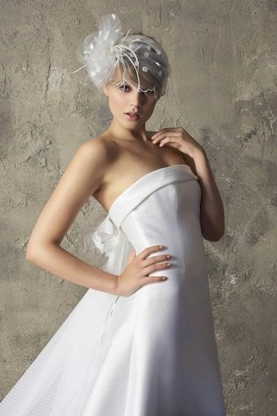 biały suknia ślubna Higar Novias z ogonem satynowa - trendy 2012