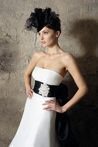 biały suknia ślubna Higar Novias z paskiem gładka - trendy 2012