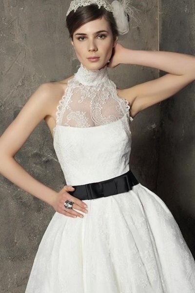 biały suknia ślubna Higar Novias z paskiem rozkloszowana - trendy 2012