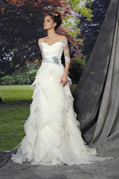 biały suknia ślubna Manu Garcia z rękawem 3/4 - moda 2012