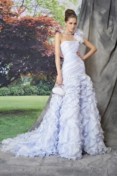 błękitna suknia ślubna Manu Garcia z falbanami - moda 2012