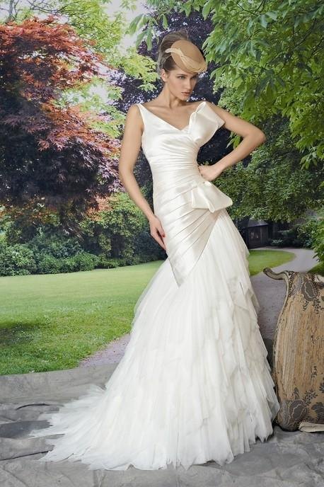 ecru suknia ślubna Manu Garcia błyszcząca - moda 2012